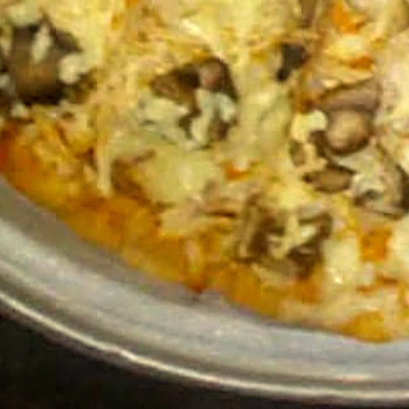 Borde horneado de una pizza de PIZZAS RAPIDA en su bandeja