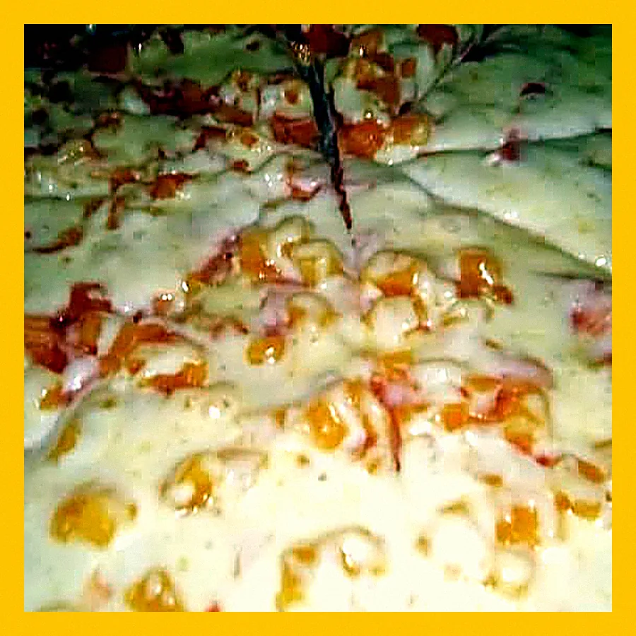 Granos de maíz y queso fundido de una pizza de PIZZAS RAPIDA