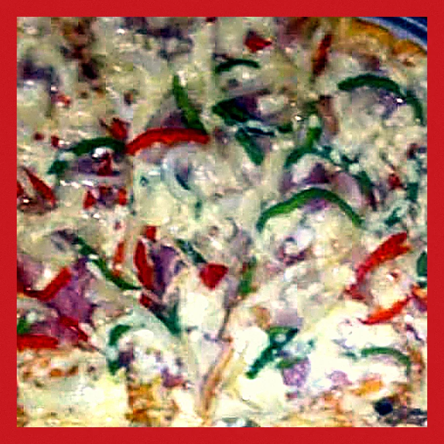 Pimientos rojos y verdes, cebolla y queso sobre una pizza de PIZZAS RAPIDA